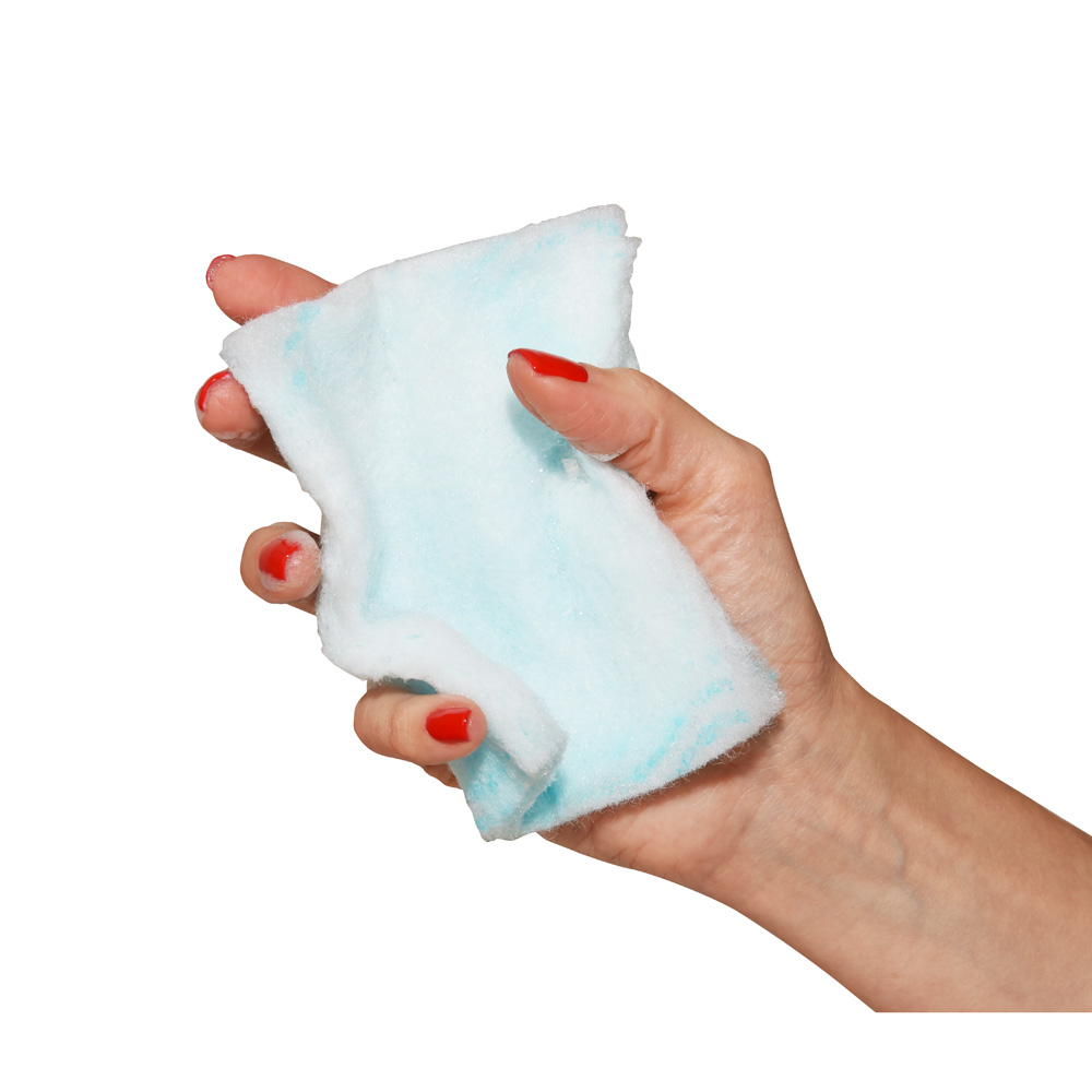 Dłoń trzymająca jednorazową myjkę do mycia ciał. Jednorazowa gabka nadaje się do pielęgnacji skóry alergików i osób z problemami z poruszaniem się.
