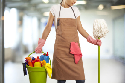 Obowiązki osoby sprzątającej w szkole a nowoczesne preparaty i urządzenia