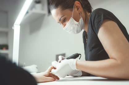 Jak dbać o narzędzia do manicure? Dezynfekcja i sterylizacja frezów.