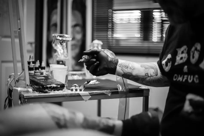 Jak czyste są salony tatuażu w Polsce? Sprawdźmy co mówi o tym Sanepid!