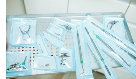 Jak poprawnie przechowywać sterylne pakiety narzędzi medycznych w gabinecie